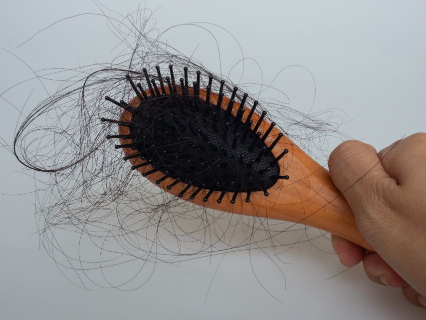 Eine Bürste mit ausgefallenen Haaren