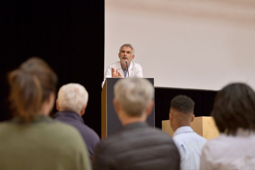 Ein Mediziner hält einen Vortrag zum Weltkrebstag.