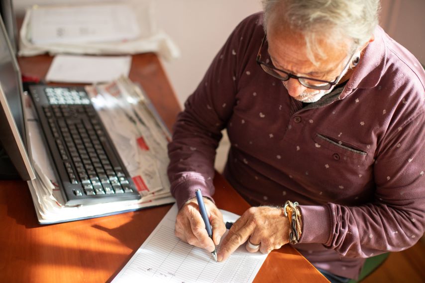 Beratung bei Gebärmutterkrebs: Eine Frau im Gespräch mit dem Arzt