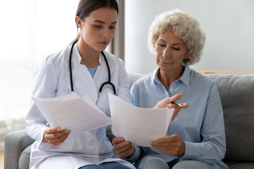 Eine Ärztin erklärt einer Krebspatientin die Behandlung