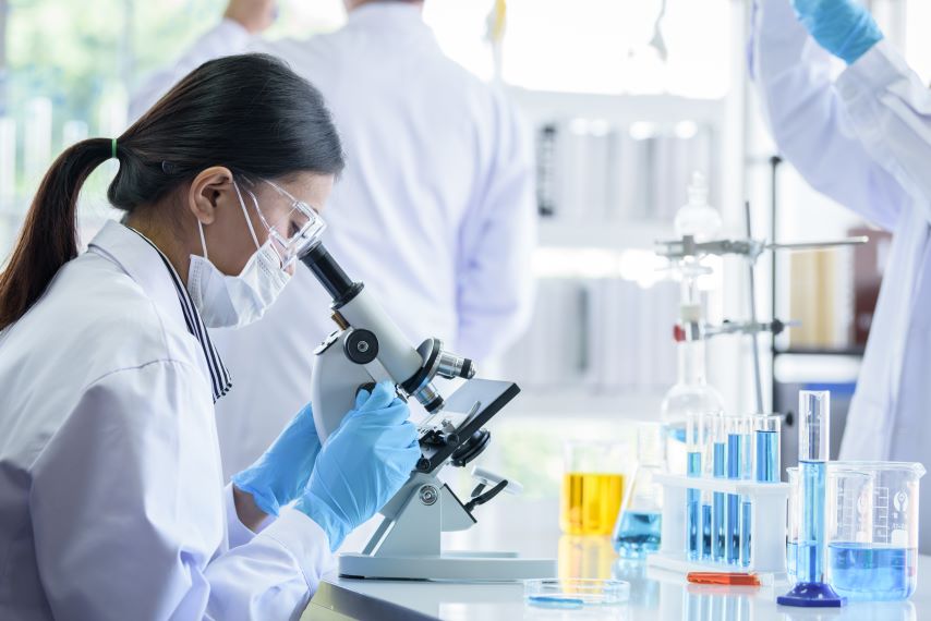 Multiples Myelom: Eine Laborantin untersucht eine Blutprobe
