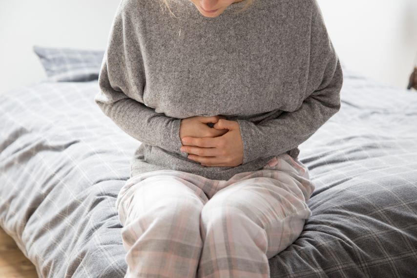 Welteierstockkrebstag: Eine Frau hält sich mit beiden Händen den Bauch