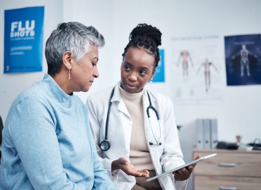 KI in der Krebsforschung: Gespräch zwischen Ärztin und Patientin.